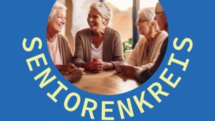 Seniorenkreis: Gruppe älterer Menschen trifft sich zum Gespräch