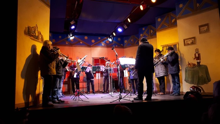 Musiker, die auf der Bühne mit Blechblasinstrumenten auftreten