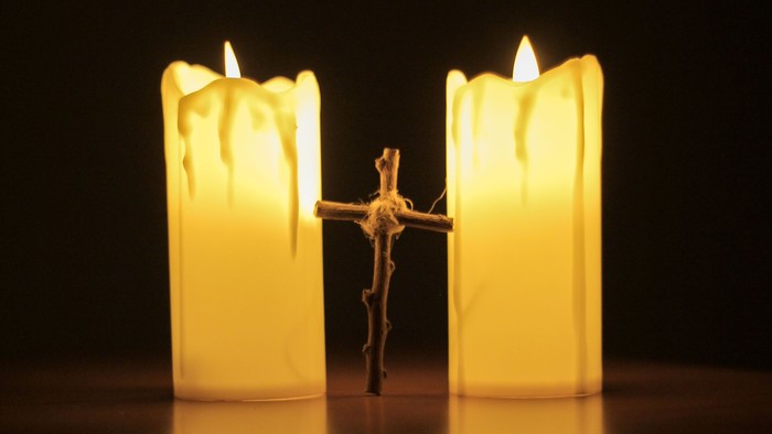 To candler, en lille figur mellem dem
