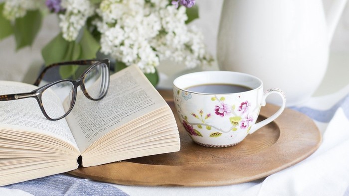Buch, Brille, Tasse
