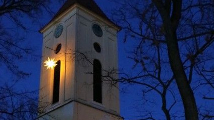 Kirchturm bei Nacht, beleuchtet, Uhr, Menschen davor