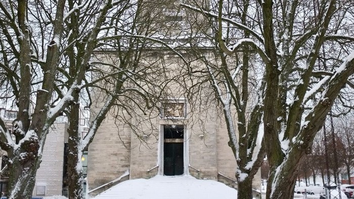 Skt. Lukas kirke dækket af sne