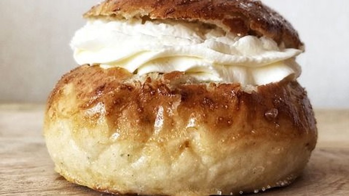 En smørkræmse med fløde på en træbord.