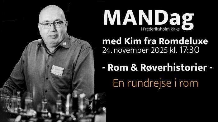 Sort-hvidt billede af en mand med briller og navneskilt, omgivet af vinflasker, der promoverer en vin- og historiearrangement.