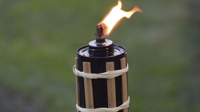 Bild einer brennenden Bambus-Fackel