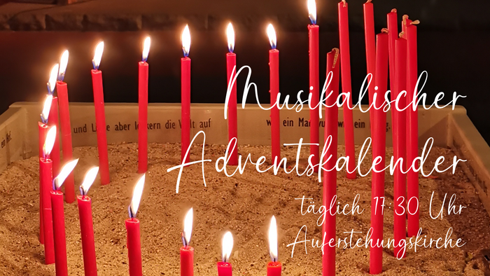 rote Kerzen leuchten im Kreis