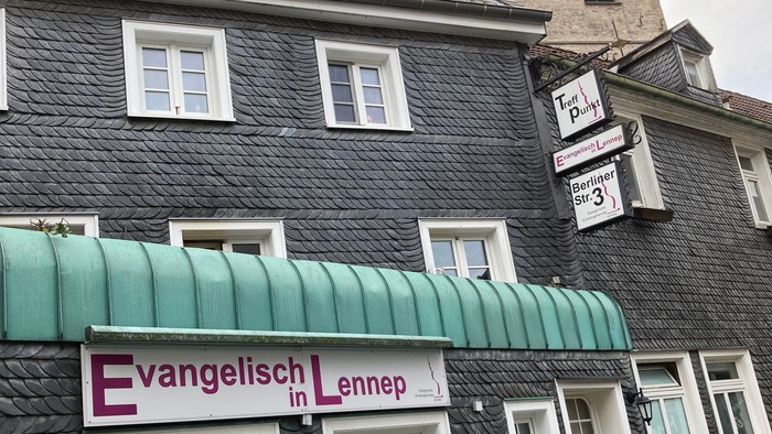 Das Bild zeigt ein Gebäude mit der Aufschrift 