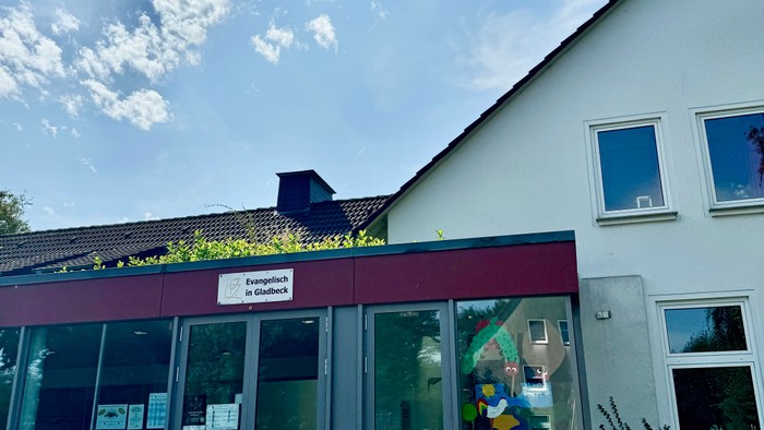 Ein weißes Gebäude mit einem Geschäft, dessen Schaufenster mit bunten Bällen dekoriert ist