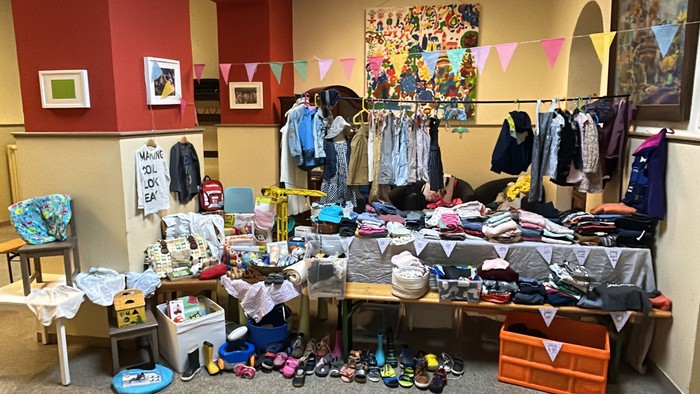 Kindersachenflohmarkt: Ein Flohmarktstand im Foyer der Friedenskirche Offenbach