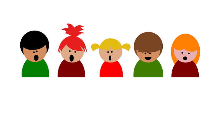 Fünf Kinder mit verschiedenen Haaren singen in einer Reihe