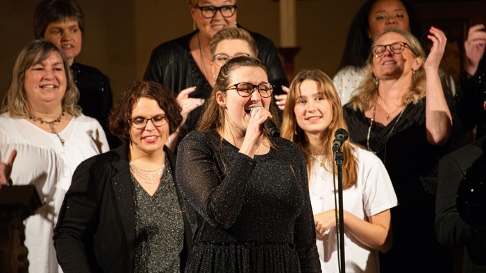En gruppe af kvinder synger i kor.