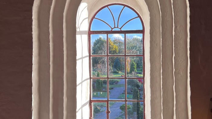 Kig mod kirkegården fra Tårs kirke