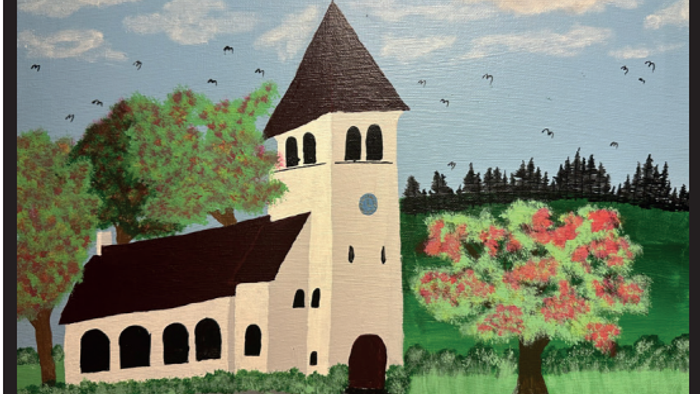 Billedet viser en malet kirke med tårn og klokke, omgivet af træer og græs.