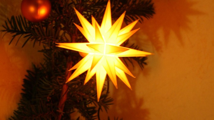 Weihnachtsbaum mit Stern und Schmuck