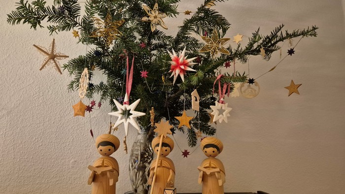 Weihnachtsbaum mit Holzfiguren und Sternschmuck