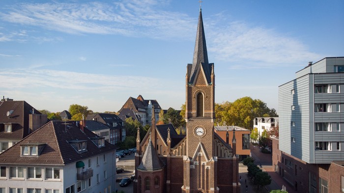 Die abgebildete Kirche ist die Evangelische Martinskirche Bottrop, die Kirche ist ein markantes Gebäude mit einem hohem Turm und einer Uhr