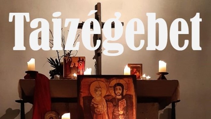 Ein Altar mit Kerzen und religiösen Bildern, darüber steht 