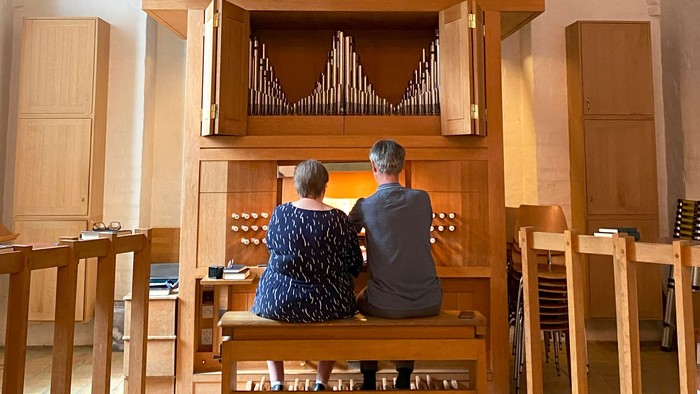 Brønshøj Kirkes organister spiller 4-hændigt i anledning af orglets 50 års jubilæum.