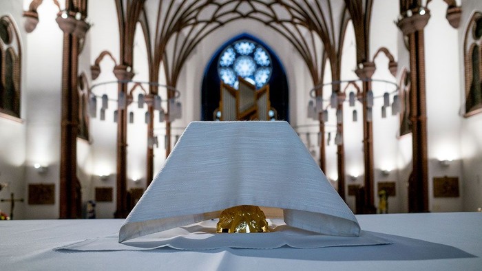Weihrauch auf Altar in Kirche mit Buntglasfenster