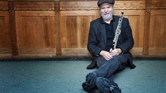 Mand med obo siddende på et gulv