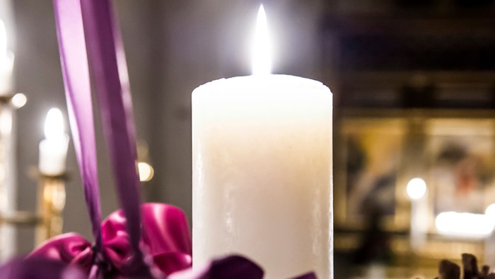 En lysende lyse med lilla bjørn og rød bue.