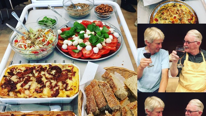 Billede af mad og to mænd som drikker vin