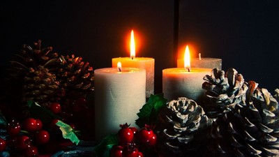 Firelyse med fur og bær til jul