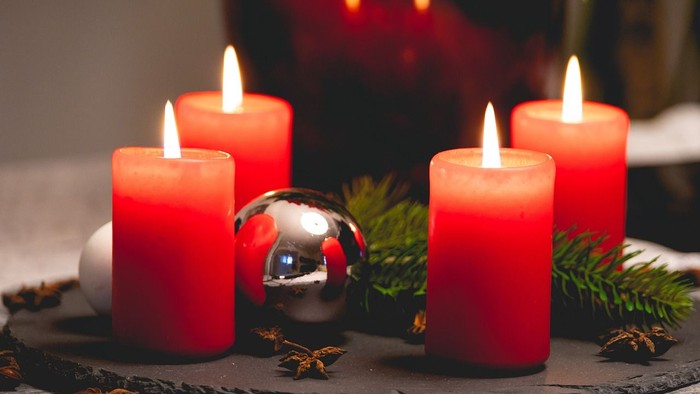 Firelydende røde lys og juledekorationen på bordet
