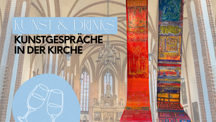 Kunst- und Getränkeveranstaltung mit Gesprächen in einer Kirche mit farbenfrohen Wandteppichen und einem Logo mit Weingläsern.