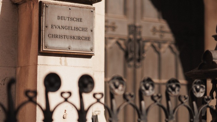 Gedenktafel der Evangelischen Kirche Deutschlands, angebracht an einer prächtigen Architektur aus Stein und Schmiedeeisen.