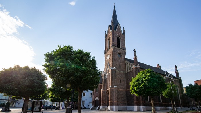 Die abgebildete Kirche ist die Evangelische Martinskirche Bottrop, die Kirche ist ein markantes Gebäude mit einem hohem Turm und einer Uhr