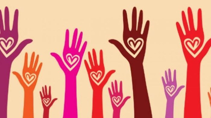 Færdige hænder med hjerteformer i forskellige farver.