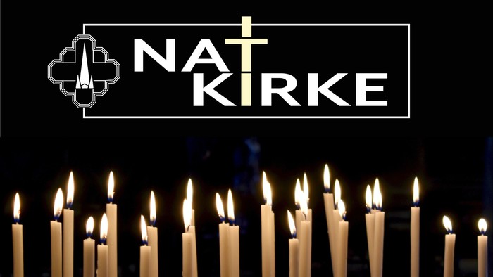 Mange lysende stearinkerler på mørkt baggrund med teksten 