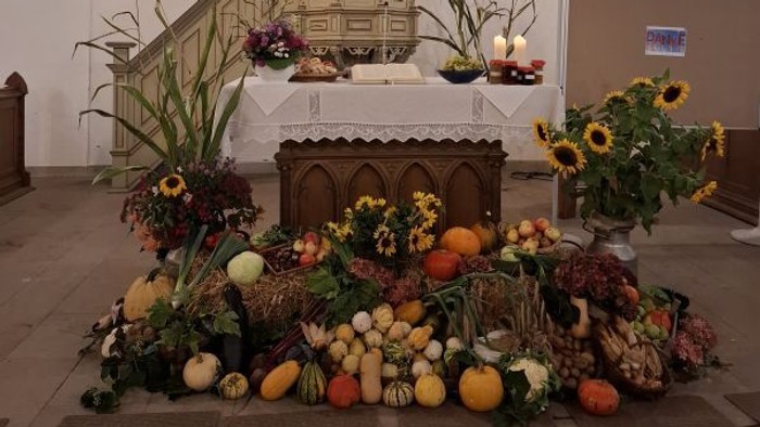 Altar in Kirche mit Blumen und Früchten geschmückt