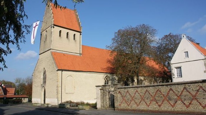 Kirchengelände mit rotem Dach und Ziegelmauer