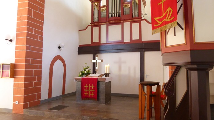 Ev. Kirche Queckborn, Altarraum