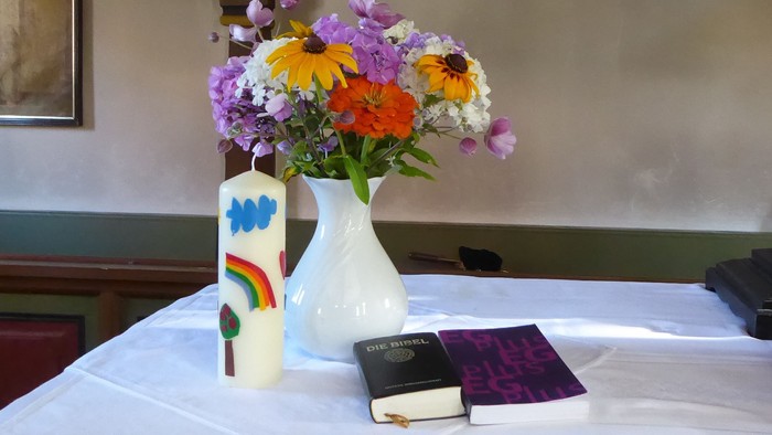 Altarschmuck mit gebastelter Kerze, Lardenbach