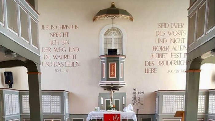 Kirchliche Innenansicht mit Altar und Kirchenbänken