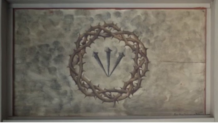 Ein Gemälde einer Dornenkrone mit einem Kreuz in der Mitte.