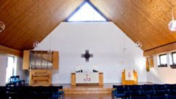 Innenansicht der Kirche Lehnheim mit Blick auf den Altar und die Orgel