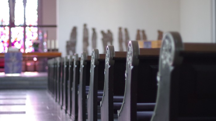 Leere Kirchenbänke in einer Kirche