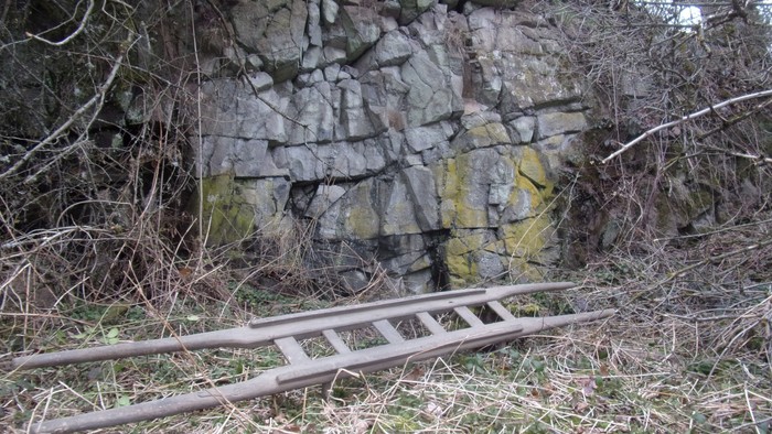 Historische Lardenbacher Totenbahre vor Felswand im Steinbruch Kl-Eichen