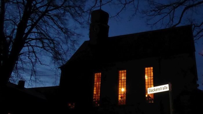 Ev. Kirche Weickartshain im Dunkeln, beleuchtet