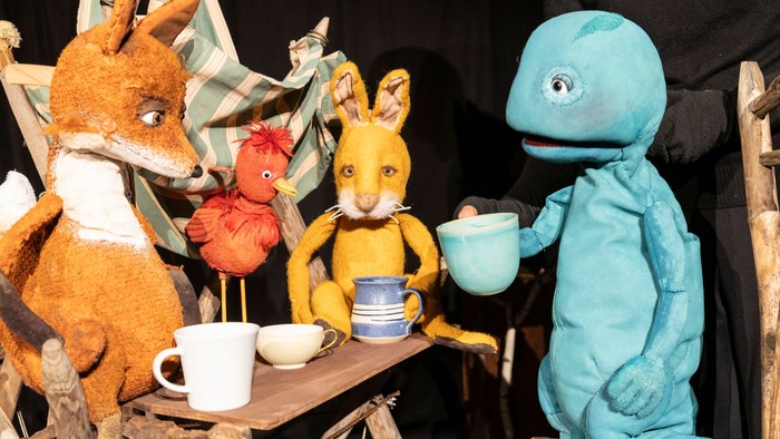 Spielpuppen in einem Theaterstück