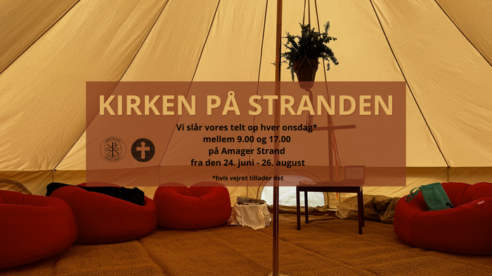 En udendørs strandteltkirkebegivenhed med røde sæder, åben fra 24. juni til 26. august, kl. 9-17.