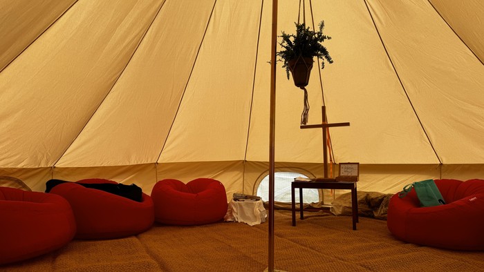 En beltejp med røde sofakulde og en hængende plante.