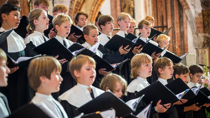 Ein Kinderchor singt in einer Kirche