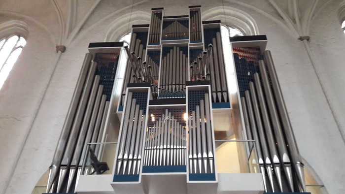 Große Kirchenorgel mit mehreren Manualen und Registern in einem hohen Raum