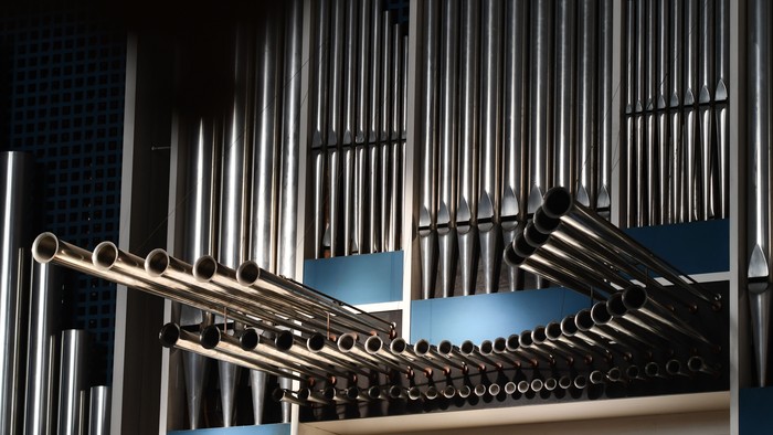 Das Bild zeigt eine Reihe von Rohren und Ventilen in einem industriellen Umfeld.