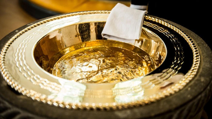 En smuk og poleret sølvbåde med en hvid klæde og en skøn skål.